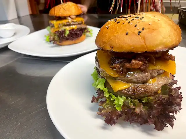 Leckere Burger auf Tellern beim Spezial-Burger-Abend im Gasthof Anni