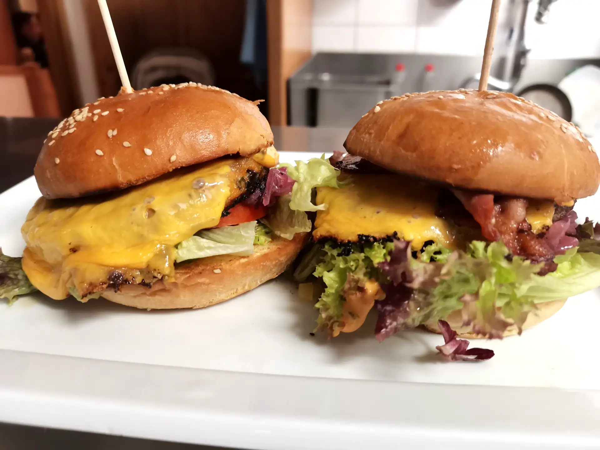 Zwei leckere Burger auf einem Teller beim Spezial-Burger-Abend im Gasthof Anni